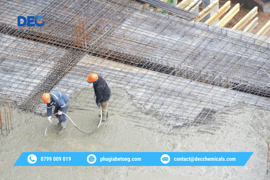 Phụ gia làm chậm đông kết: Bí quyết kiểm soát thời gian thi công cho bê tông khối lớn và vận chuyển xa 2 Phụ gia làm chậm đông kết